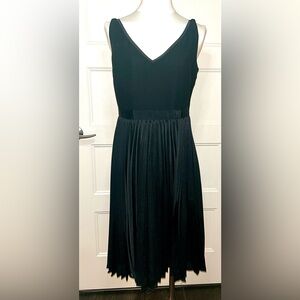 Banana Republic Black V Neck in front & back dress pleated formal sz 4 LIKE NEW